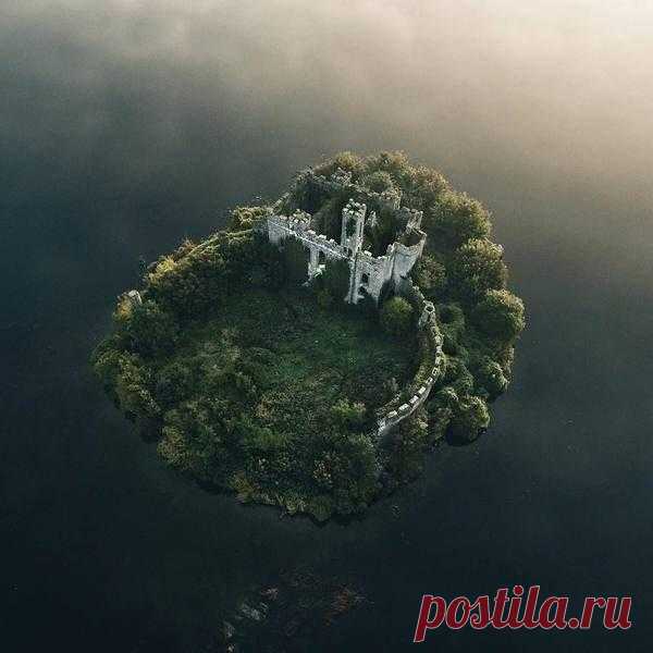 Легенды ирландского островного замка Озеро Лох Ке находится в графстве Роскоммон, Ирландия. Названо оно в честь друида бога Нуады, которого звали Ке. 
Он был ранен во время Второй Битвы при Мойтуре и отправился к югу, чтобы найти себе уб...