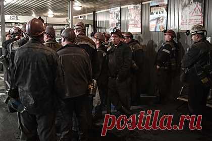 Стала известна причина пожара в шахте Кемеровской области. Причиной пожара в шахте «Листвяжная» в Кузбассе является возгорание угольной пыли. Об этом сообщил источник ТАСС. Собеседник агентства уточнил, что возгорание началось в вентиляционной шахте, после чего дым по вентиляции распространился по всей шахте. По его словам, после возгорания взрыва не последовало.