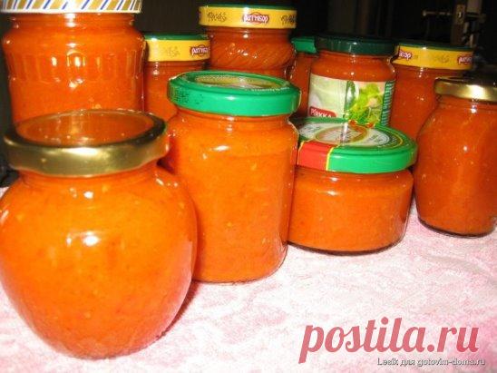 Рецепты морковной икры на зиму 
 
Морковная икра с помидорами 
 
Для приготовления вам понадобится: 
 
морковь — 1 кг 
помидоры — 1,5 кг 
чеснок — 100 г 
сахар — 100 г 
масло растительное — 1 ст. 
соль — 1 ст. л. 
перец черный молотый — 1 ст. л. 
уксусная эссенция (70%) — 1 ст. л. 
 
Приготовление 
 
Очищенную морковь проверните через мясорубку. К полученной массе добавьте пропущенные через мясорубку помидоры, не забыв снять с них предварительно кожицу. Для этого помидоры следует надрезать крест