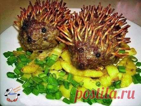 Зразы детям «Весёлые ёжики» 

Ингредиенты:

котлетный фарш + начинка фаршированным яйцом 

Приготовление:

Зразы можно готовить с разными начинками. 
В этом рецепте мы приготовим зразы, начиненные фаршированными яйцами. 
Сварим яйца "вкрутую" и, разрезав их пополам, выберем из них желтки.

Теперь делаем панцирь. 
Бутербродный или любой другой сыр нарежем полосками и сеточкой уложим на котлетку.

Желтки разминаем вилкой, добавляем к ним тертый сыр, тертую вареную морковь, р...