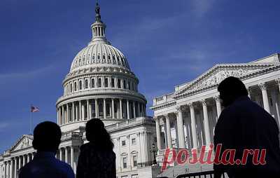 В США полиция прервала исполнение детьми национального гимна в Капитолии. По словам члена Палаты представителей Марджори Тейлор Грин, такое решение обосновали тем, что исполнение гимна "может кого-то оскорбить"
