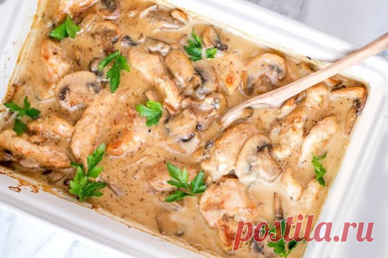КУРИНАЯ ГРУДКА В НЕЖНОМ СОУСЕ
Кусочки куриного филе получаются по этому рецепту настолько нежными, что вы получите огромное удовольствие от этого блюда. Дополните мясо картофельным пюре или рисом и наслаждайтесь!
Ингредиенты: 
• куриная грудка - 3 шт. 
• репчатый лук - 2 шт.
 • йогурт/сметана 10% - 200 г 
• шампиньоны - 400 г 
• соль - по вкусу 
• перец черный молотый - по вкусу 
Приготовление: 
1. Порежьте филе некрупными кусочками. Приготовьте заправку, смешав йогурт и зелень. Лук мелко наш