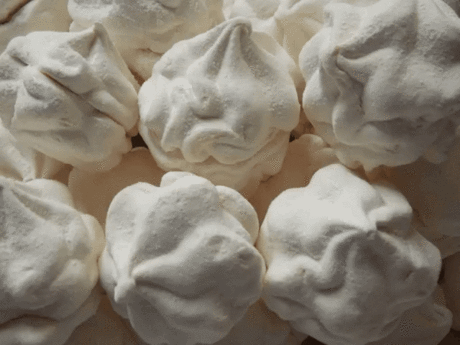 Зефир по домашнему очень вкусный и дешевле чем в магазине.
ИНГРЕДИЕНТЫ: 
● 4 стакана сахара; 
● 2 ст.л. желатина (20 г); 
● 1 ч.л. лимонной кислоты; 
● 0,5 ч.л. соды. 
ПРИГОТОВЛЕНИЕ: 
Замачиваем заранее желатин (2 ст.л. с верхом на 100 г. воды). В кастрюлю высыпаем сахар, заливаем стаканом холодной воды и ставим на средний огонь,не забывая помешивать. С момента закипания засекаем 3 минуты и добавляем подготовленный желатин, снимаем кастрюлю и все тщательно перемешиваем до полного растворения ж