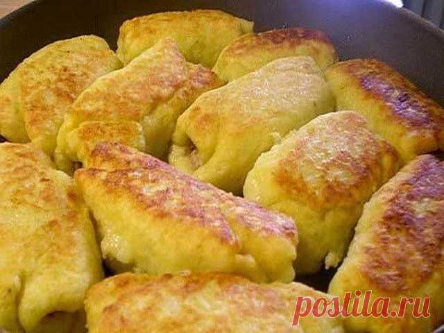 Картофельные рулетики. Безумно вкусное блюдо, отлично будет служить в качестве сытного ужина. Попробуйте – не пожалеете. Это ну очень вкусно!
Ингредиенты:

-Картофель – 500-600г-Яйцо сырое – 1шт
-Мука пшеничная – 100-150г
-Фарш смешанный – 500г
-Масло растительное для жарки.

Приготовление:
1. Картофель отварить в мундире, остудить, почистить, натереть на крупной терке.
2. Добавить соль, перец, яйцо, муку
3. В фарш добавляем соль, перец, специи, а также холодную воду или к...