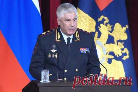 Глава МВД России рассказал о 15 тысячах участвующих в СВО полицейских. 15 тысяч сотрудников внутренних дел России участвуют в специальной военной операции (СВО) на Украине. Об этом заявил глава МВД Владимир Колокольцев. Отмечена служба более чем одной тысячи сотрудников: 480 полицейских получили государственные награды и 630 — ведомственные.