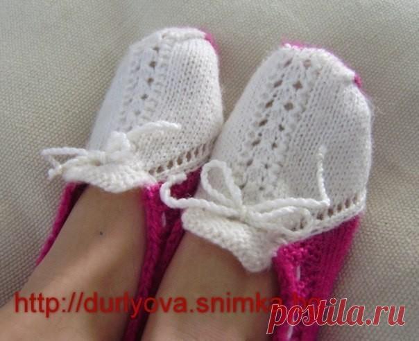 Тапочки спицами
Описание.

Набрать 10-12 петель и провязать 8-10 рядов платочной вязкой (все петли лицевые).

Дальше вяжем следующим образом:
1 ряд:2 лиц.,накид,2 лиц.,в центре вяжем выбранный Вами узор (примеры узоров ниже),2 лиц.,накид,2 лиц.
2 ряд:как показывают петли,накиды провязать изнаночными.
3 ряд:2 лиц.,накид,3 лиц.,в центре вяжем выбранный Вами узор (примеры узоров ниже),3 лиц.,накид,2 лиц.
4 ряд:как показывают петли,накиды провязать изнаночными.
5 ряд:2 лиц.,на...