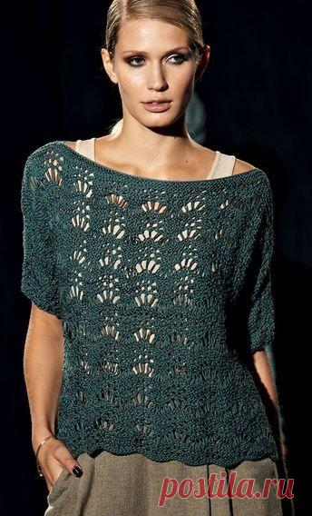 Ажурный пуловер с волнистым узором спицами