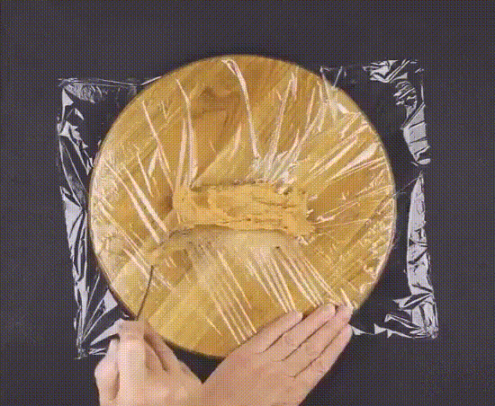 ДОМАШНИЕ СОСИСКИ из куриного фаршаДома можно приготовить такие же вкусные сосиски, как из магазина. Сделать это весьма просто. Всего несколько минут, уделенных подготовке, спасут вашу семью от сомнительных полуфабрика тов. Что уж говорить о вкусе: домашние сосиски просто-таки тают во рту, а особый набор специй делает из них аппетитное дополнение к гарнируПродолжение
_____________________________________________________________
Ингредиенты
____________
Куриное филе 500 г 
Сливочное масло 50