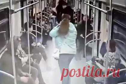 Нападение женщины с ножом на пассажирку метро попало на видео. МВД показало видео с нападением вооруженной ножом женщины на пассажирку московского метрополитена. На кадрах виден вагон электропоезда, короткостриженая женщина подходит к сидящей пассажирке и наносит ей удар ножом по лицу, а затем выходит на перрон. К пострадавшей подбегают люди. Возбуждено дело.