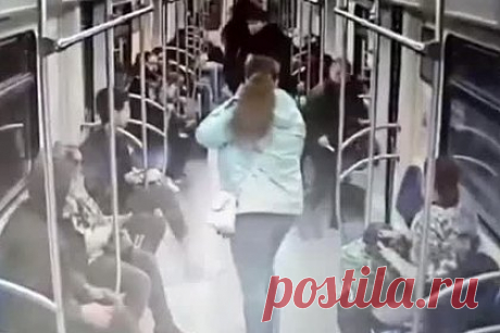 Нападение женщины с ножом на пассажирку метро попало на видео. МВД показало видео с нападением вооруженной ножом женщины на пассажирку московского метрополитена. На кадрах виден вагон электропоезда, короткостриженая женщина подходит к сидящей пассажирке и наносит ей удар ножом по лицу, а затем выходит на перрон. К пострадавшей подбегают люди. Возбуждено дело.