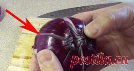 Она режет лук на 4 части и добавляет уксус. Минуты спустя ... Это прекрасно - Полезные советы красоты