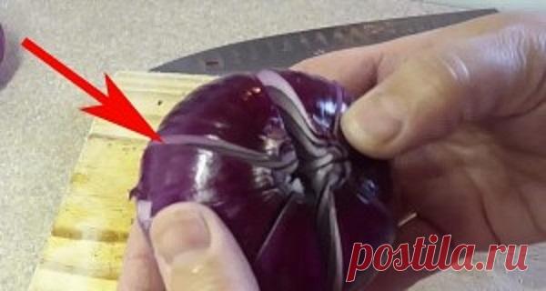 Она режет лук на 4 части и добавляет уксус. Минуты спустя ... Это прекрасно - Полезные советы красоты