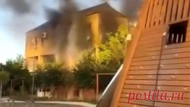 Появились подробности о нападении террористов на церкви и синагоги в Дагестане. Примерно в 18 часов вечера 23 июня боевики одновременно бросили зажигательные устройства в синагогу и церковь в Дербенте, после этого они сразу же открыли огонь по сотрудникам полиции, охраняющим здания, начался пожар. Об этом сообщает ...