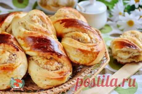 Домашние булочки с ореховой начинкой
Ингредиенты:
Мука — 500 г
Сахар — 75 г
Соль — 1–2 щепотки
Дрожжи свежие — 20–22 г
Молоко — 250 мл
Сливочное масло — 75 г
Масло рафинированное — 2 ст. л.
Яйцо — 1 шт.
Орехи (в начинку) — 200 г
Сахар (в начинку) — 100 г
Сливочное масло (в начинку) — 50 г
Корица — по вкусу
Ванильный сахар — по вкусу
Желток — для смазывания булочек
Приготовление:
2. В теплом молоке (38–39 ºC) растворите дрожжи, сахар, соль.
3. Добавьте яйцо, топленое сливочное масло и растите