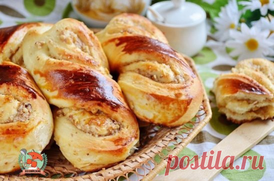 Домашние булочки с ореховой начинкой
Ингредиенты:
Мука — 500 г
Сахар — 75 г
Соль — 1–2 щепотки
Дрожжи свежие — 20–22 г
Молоко — 250 мл
Сливочное масло — 75 г
Масло рафинированное — 2 ст. л.
Яйцо — 1 шт.
Орехи (в начинку) — 200 г
Сахар (в начинку) — 100 г
Сливочное масло (в начинку) — 50 г
Корица — по вкусу
Ванильный сахар — по вкусу
Желток — для смазывания булочек
Приготовление:
2. В теплом молоке (38–39 ºC) растворите дрожжи, сахар, соль.
3. Добавьте яйцо, топленое сливочное масло и растите