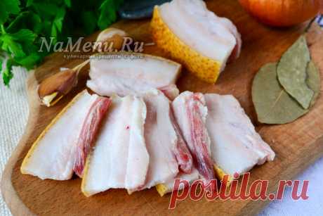 Сало в рассоле, самый вкусный рецепт в банке Засолить сало в рассоле в банке достаточно легко. Предлагаю самый вкусный и простой рецепт приготовления мясной закуски быстрого приготовления в домашних условиях.