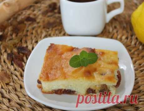 ​Запеканка с изюмом Ингредиенты:Творог &mdash; 600–700 гЯйца &mdash; 3 шт.&nbsp;Сахар &mdash; 0,5 стак.&nbsp;Молоко &mdash; 100 мл&nbsp;Манка &mdash; 2–3 ст. л.&nbsp;Изюм &mdash; 100 г&nbsp;Ванильная эссенция &mdash; по вкусу&nbsp;Соль &mdash; 1 щепоткаПриготовление:1. Взбиваем яйца вместе с сахаром и солью....