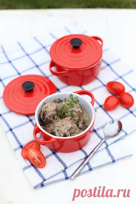 Рецепт куриной печени по-строгановски, в сметанном соусе с грибами.