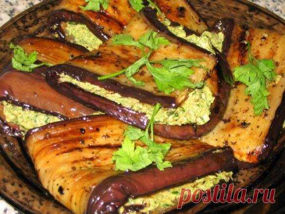 Баклажаны по-грузински.
Ингредиенты:
Баклажаны
петрушка
морковь
красный горький перец стручковой
чеснок
сахар
соль
уксус
растительное масло
Приготовление:
Баклажаны моем, обрезаем края и отвариваем, пока они не станут мягкими, кладем под гнет на ночь.
Морковь натираем на крупной терке, добавляем рубленную петрушку, чеснок давим в чеснокодавилке. Перемешиваем.
В растительное масло добавляем уксус 1:1, добавляем сахар и соль.
Баклажаны разрезаем на две части вдоль, одну част...