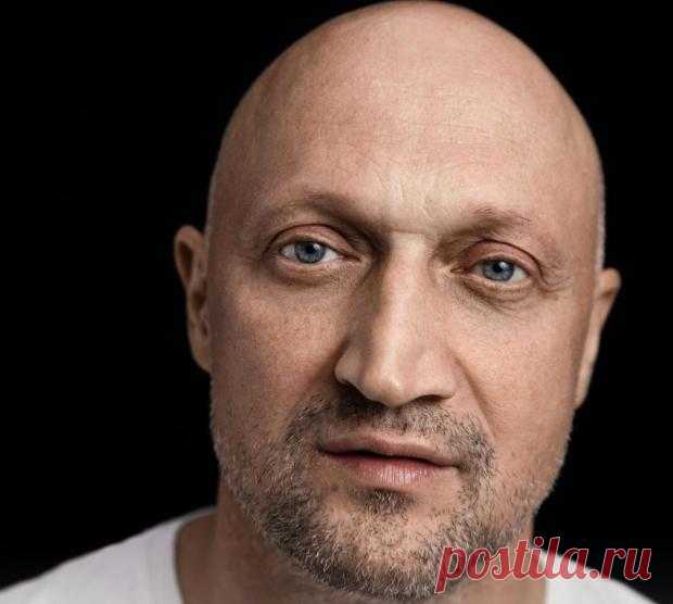 Гоша Куценко поздравил фанов с Днем объятий: фото обнимашек актера повеселили публику