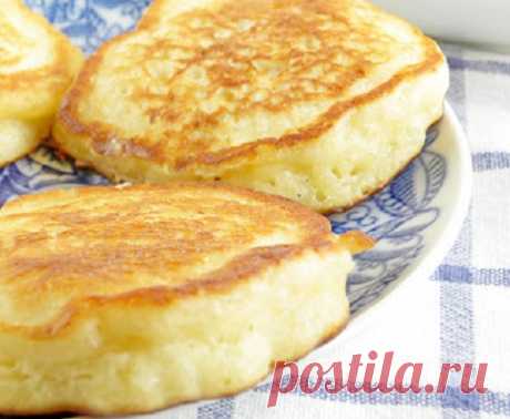 ПЫШНЫЕ ДРОЖЖЕВЫЕ ОЛАДЬИ КАК У БАБУШКИ - Вкусные рецепты Лучше моей бабушки их не жарит никто. Теперь такие фокусы ей не под силу в силу возраста, а весь рецепт сводится к «щепотку того, щепотку сего». Или это такой партизанский прием, что бы никто не знал детали:D А так — прекрасно, но в точности повторить не удастся. Однако, не теряю надежды и уже давно делаю …