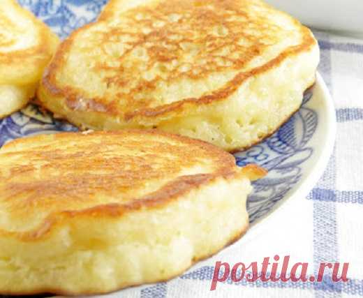 ПЫШНЫЕ ДРОЖЖЕВЫЕ ОЛАДЬИ КАК У БАБУШКИ - Вкусные рецепты Лучше моей бабушки их не жарит никто. Теперь такие фокусы ей не под силу в силу возраста, а весь рецепт сводится к «щепотку того, щепотку сего». Или это такой партизанский прием, что бы никто не знал детали:D А так — прекрасно, но в точности повторить не удастся. Однако, не теряю надежды и уже давно делаю …