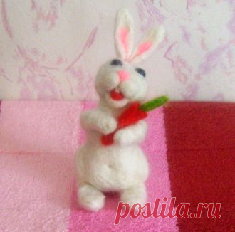 Валяная игрушка кролик с морковкой