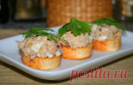 Закусочные бутербродики с сельдью и оливками.