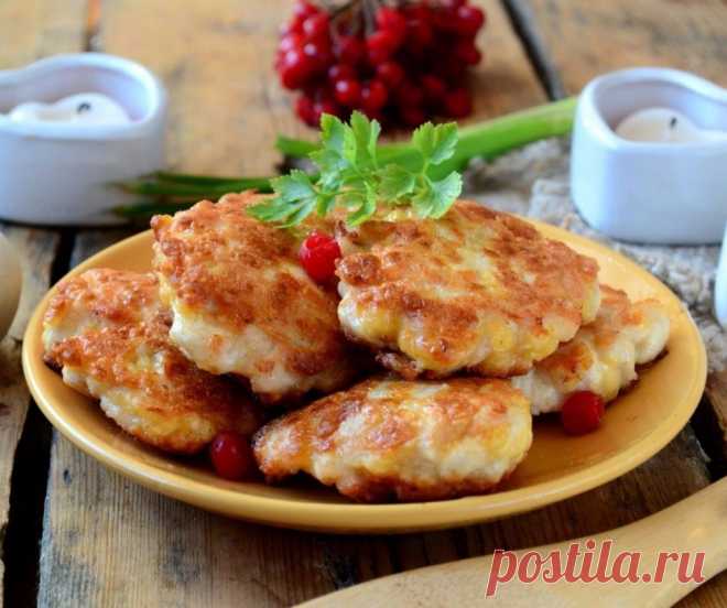ШНИЦЕЛИ С СЫРОМ ИЗ КУРОЧКИ 

Сохрани себе 

Ингредиенты:

🥕Куриная грудка — 1 шт.
🥕Сыр твердый — 150 г
🥕Яйцо — 1 шт.
🥕Мука — 3 ст. л.
🥕Соль — по вкусу
🥕Перец — по вкусу

Приготовление:

1. Подготовьте все необходимые ингредиенты. Куриную грудку разморозьте, если она была заморожена. 
2. Сыр натрите на крупной терке. Он придаст шницелям нежность и сочность. 
3. Курицу порежьте мелко.
4. Смешайте курицу с сыром, добавьте яйцо, муку, соль и перец. Хорошенько перемешайте...