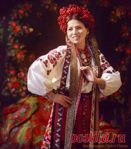 Украинки в национальных костюмах: восхитительный патриотический фотоцикл