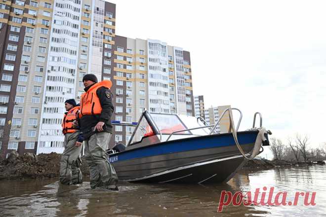 Власти Орска предупредили о возможном повторном затоплении города. На границе с Казахстаном произошел перелив через дамбу.