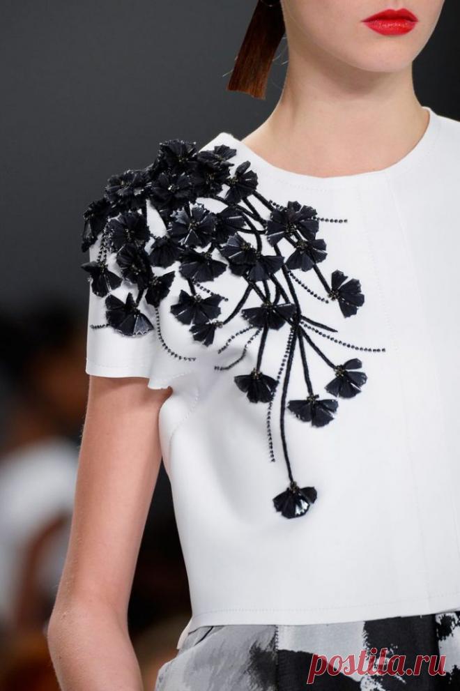 Как украсить платье черное однотонное своими руками с помощью кружева, страз и бисера, бусин, украшаем лиф и воротник