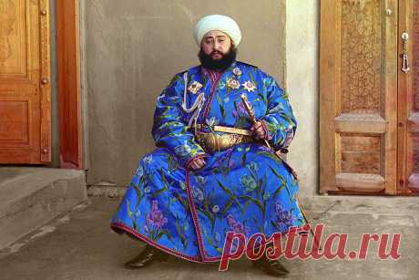 Что будет, если немусульманин скажет мусульманину «Ас-саляму алейкум» Приветствие — «Салам алейкум» (اَلسَّلَامُ عَلَيْكُمْ‎) — с арабского переводится как «мир вам» или «мир с вами». Это выражение используется не только мусульманами разных национальностей, но также арабами-христианами и арабами-иудеями. Учитывая различное произношение многочисленных азиатских диалектов, можно услышать  как «салам», так и «салям». Оно является однокоренным со словом «ислам» — «мир с Богом»...