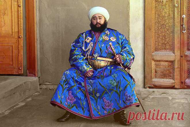 Что будет, если немусульманин скажет мусульманину «Ас-саляму алейкум» Приветствие — «Салам алейкум» (اَلسَّلَامُ عَلَيْكُمْ‎) — с арабского переводится как «мир вам» или «мир с вами». Это выражение используется не только мусульманами разных национальностей, но также арабами-христианами и арабами-иудеями. Учитывая различное произношение многочисленных азиатских диалектов, можно услышать  как «салам», так и «салям». Оно является однокоренным со словом «ислам» — «мир с Богом»...