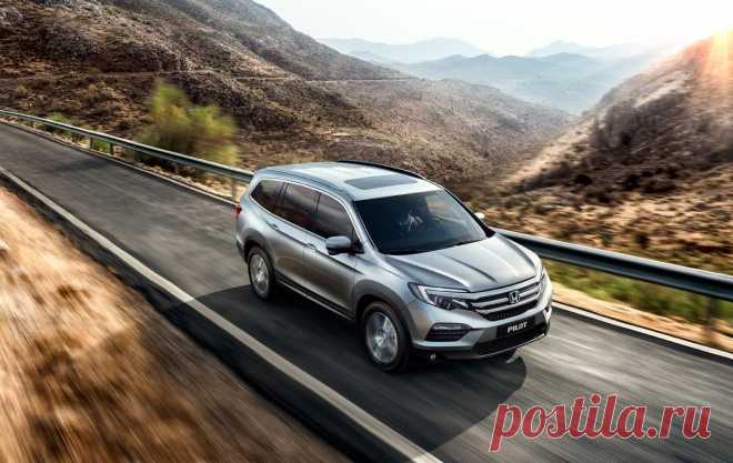 Смотри! Honda Pilot 2018 | фото, видео, технические характеристики В конце зимы 2017 года компания «Хонда» представила обновленную модель кроссовера «Pilot». Нынешнее версия изменилась внутри и снаружи, получила дополнения