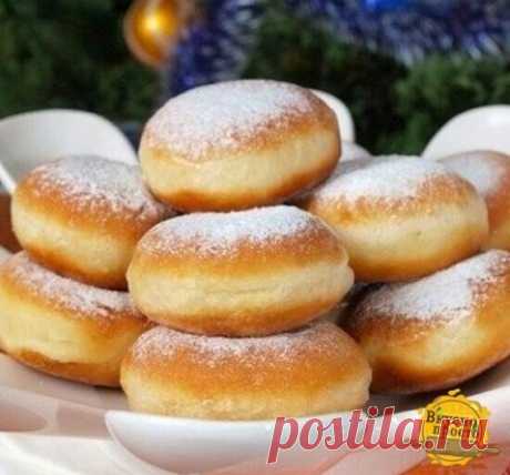 Пончики "вкуснющие"  
 Ингредиенты:
Для теста:
300г молока
1 пакетик дрожжей
3 ст. ложки сахара
50 г сливочного масла или маргарина
1 яйцо
1 ч. ложка соли
500 г муки
1 литр масла для фритюра