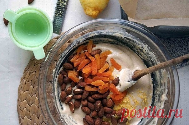 Мягкая нуга с орехами и курагой (Torrone morbido)

Ингредиенты:
2/3 стакана меда
2 яичных белка
1 стакан обжаренного миндаля
1/2 стакана нарезанной кураги
цедра половины лимона

Приготовление:
Подготовьте глубокий противень, застелив его восковой бумагой или пергаментом для выпечки.
Мед выложите в термостойкую миску и поставьте на водяную баню. Дайте меду время растопиться, в это время взбейте белки до устойчивых пиков. Введите их в теплый жидкий мел и перемешайте деревянн...