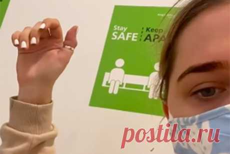 Кольцо сломало палец девушке во сне и прославило ее в сети. Девушка уснула с кольцом, во сне украшение сломало ей большой палец, на который было надето, однако прославило ее в сети. Пользовательница TikTok опубликовала на своей странице ролик, в котором объяснила, что проснулась утром с отекшим пальцем, кольцо с которого в итоге пришлось распиливать врачам.