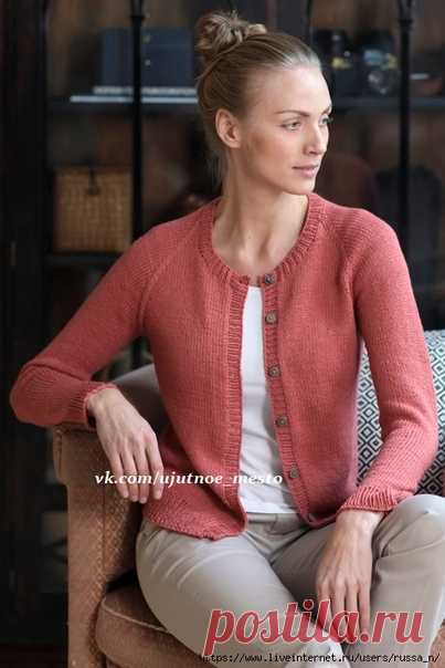 Жакет спицами с рукавом реглан от горловины

Размеры 
XS/S (M) L (XL) XXL 
Обхват груди (готовое изделие): 86 (94) 102 (110) 120 см 
Длина: 58 (60) 62 (64) 66 см 
Длина рукава: 47 (48) 49 (49) 50 см 



Материалы 
Пряжа Novita Wool Cotton (55% меринос, 45% хлопок, 50 г/112 м) 7-8-9-10-11 мотков, спицы круговые и чулочные 4 мм и 5 мм, 9 пуговиц, 4 маркера 

Плотность вязания 
19 петель и 23 ряда = 10х10 см чулочной вязкой на спицах 5 мм 

Примечание: жакет вяжется рядами от...