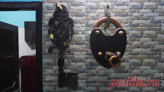 Большой амбарный замок из дерева Изначально этот замок должен был выполнять функцию ключницы, но после его изготовления портить такое изделие установкой крючков он не захотел. Хочется подчеркнуть, что замок рабочий. Конечно надеяться на его 