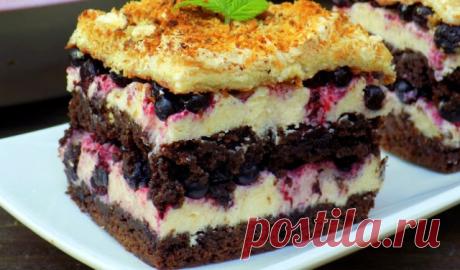 Простий шоколадний пляцок з чорницею