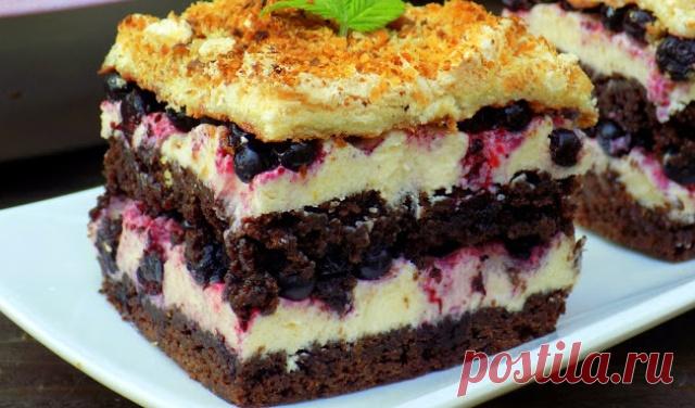 Простий шоколадний пляцок з чорницею