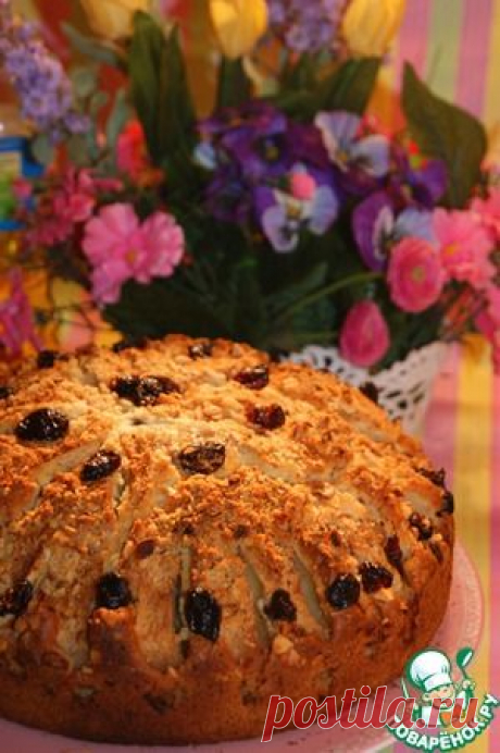 Воздушный пирог с яблоками, клюквой и орехами