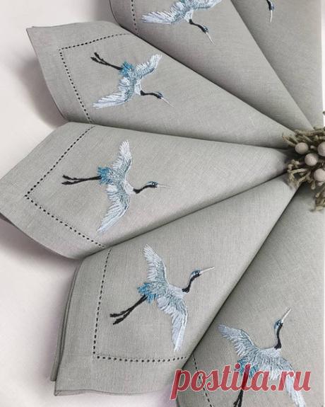 Журавль во многих народных легендах и сказаниях символизирует благополучие и мир. Там, где эта птица – свет, добро, надежда на прекрасное будущее. В японском эпосе журавль ассоциируется с долголетием и обеспеченной жизнью, а для китайцев это – символ вечной жизни. Удивительно, но не оставлен без внимания журавль и в африканских притчах. Там эта птица упоминается как посланник высших сил, посредник, через которого можно общаться с богами на небесах. А его полет – возрождени...