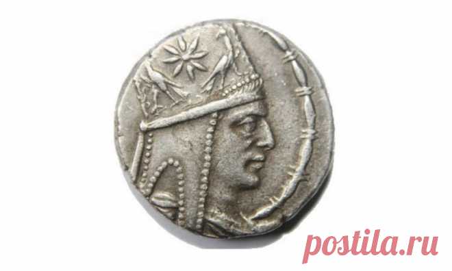 Ռազմա-քաղաքական առումով՝ Տիգրանակերտի ճակատամարտը եղաւ բացասական դարձակէտ մը եւ անկման սկզբնաւորումը Տիգրան Բ-ի նախաձեռնած ու նւաճած Հայկական կայսրութեան կեանքին մէջ:
Պատմութենէն ծանօթ է,որ Տիգրան Բ գահ բարձրացաւ ն.ք.95 թւականին եւ,օգտւելով Հռոմէական Կայսրութեան տկարացման մէկ պահէն եւ Պարթեւներու ուժին անկումէն ու այդ բոլորի արդիւնքով ստեղծւած միջազգային նպաստաւոր կացութենէն,յաջողեցաւ քսանհինգ տարւան մէջ (95-էն 70 թւականները) ընդլայնել Հայաստանը Սեւ ծովէն ու Քուռ գետէն մինչեւ Միջերկրական ծովը