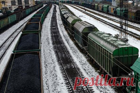Российские угольные компании столкнулись с проблемами при поставках за рубеж. Поставки российского энергетического угля в Азию через западные порты становятся все менее рентабельными из-за падения цен на него. Угледобывающие компании небольшого и среднего размера столкнулись с необходимостью продажи своего товара крупным добытчикам и трейдерам, чтобы они уже формировали экспортные партии.