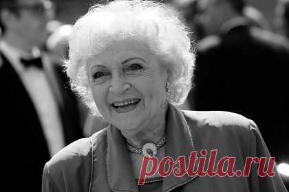 Раскрыты подробности о смерти известной актрисы за три недели до 100-летия. В США умерла известная актриса Бетти Уайт, она не дожила до своего 100-летия чуть менее трех недель. По словам ее агента Джефа Витжаса, артистка скончалась на 99-м году жизни рано утром в субботу, 1 января, у себя дома в Лос-Анджелесе. Наибольшую известность она получила благодаря сериалу «Золотые девочки».