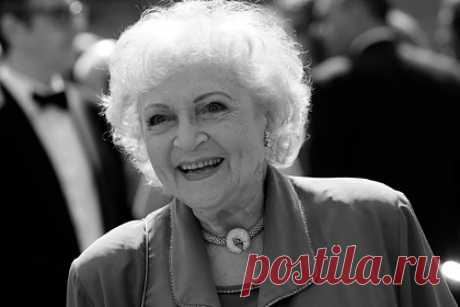 Раскрыты подробности о смерти известной актрисы за три недели до 100-летия. В США умерла известная актриса Бетти Уайт, она не дожила до своего 100-летия чуть менее трех недель. По словам ее агента Джефа Витжаса, артистка скончалась на 99-м году жизни рано утром в субботу, 1 января, у себя дома в Лос-Анджелесе. Наибольшую известность она получила благодаря сериалу «Золотые девочки».