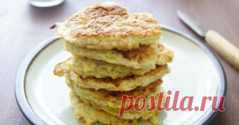 Кабачковые оладья с овсяными хлопьями #летние рецепты Автор рецепта Марина Кабачковые оладья с овсяными хлопьями #летние рецепты - пошаговый рецепт с фото. В сезон кабачков просто незаменимый рецепт!Оладья хорошо держат форму при жарки. Все просто и вкусно! Можно подать  со сметаной, а можно сделать соус как у меня.