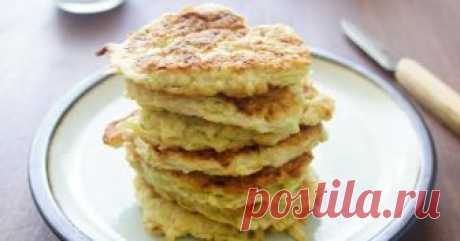 Кабачковые оладья с овсяными хлопьями #летние рецепты Автор рецепта Марина Кабачковые оладья с овсяными хлопьями #летние рецепты - пошаговый рецепт с фото. В сезон кабачков просто незаменимый рецепт!Оладья хорошо держат форму при жарки. Все просто и вкусно! Можно подать  со сметаной, а можно сделать соус как у меня.